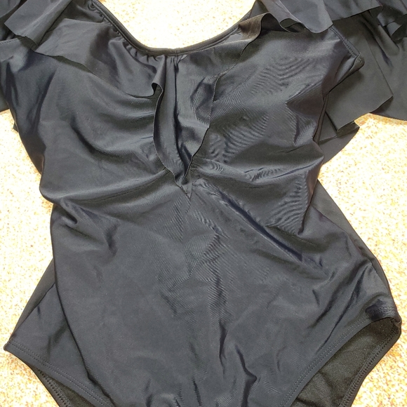 Ruffled Cold Shoulder OnePiece Swimsuit NICOLE MILLER - Picture 2 of 10